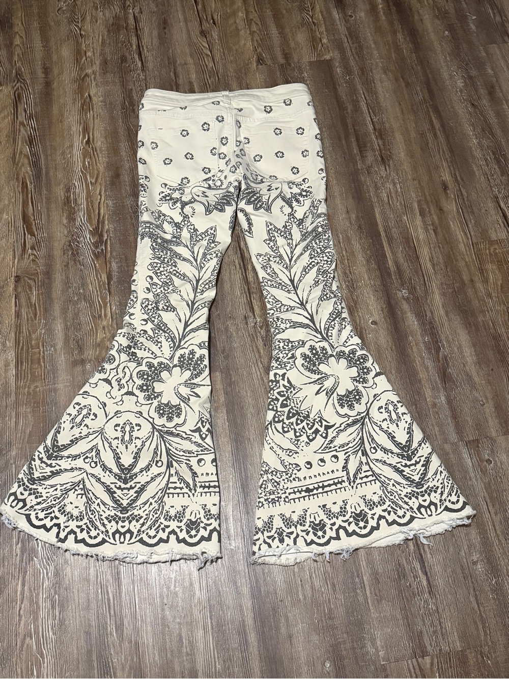 Free People Bali Paisley Floral Super Flare Jeans Women's 27 Frayed Hem All Over - Picture 6 of 8
